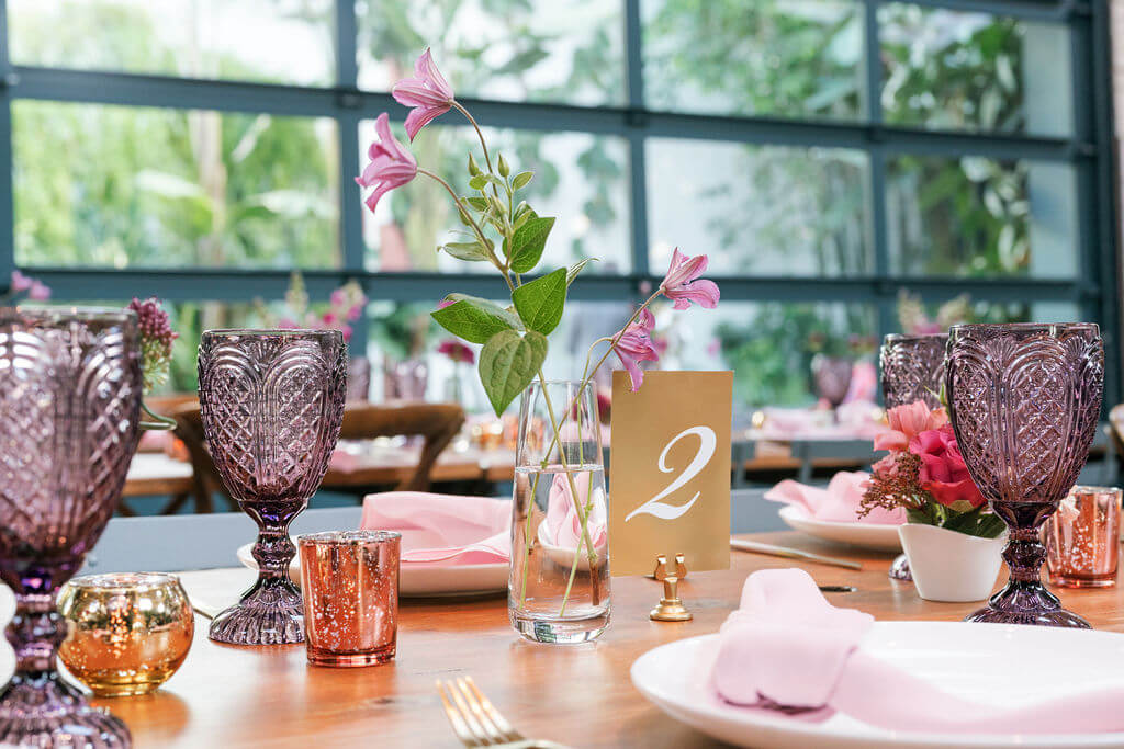 Modern wedding table decor with mauve and pink colors