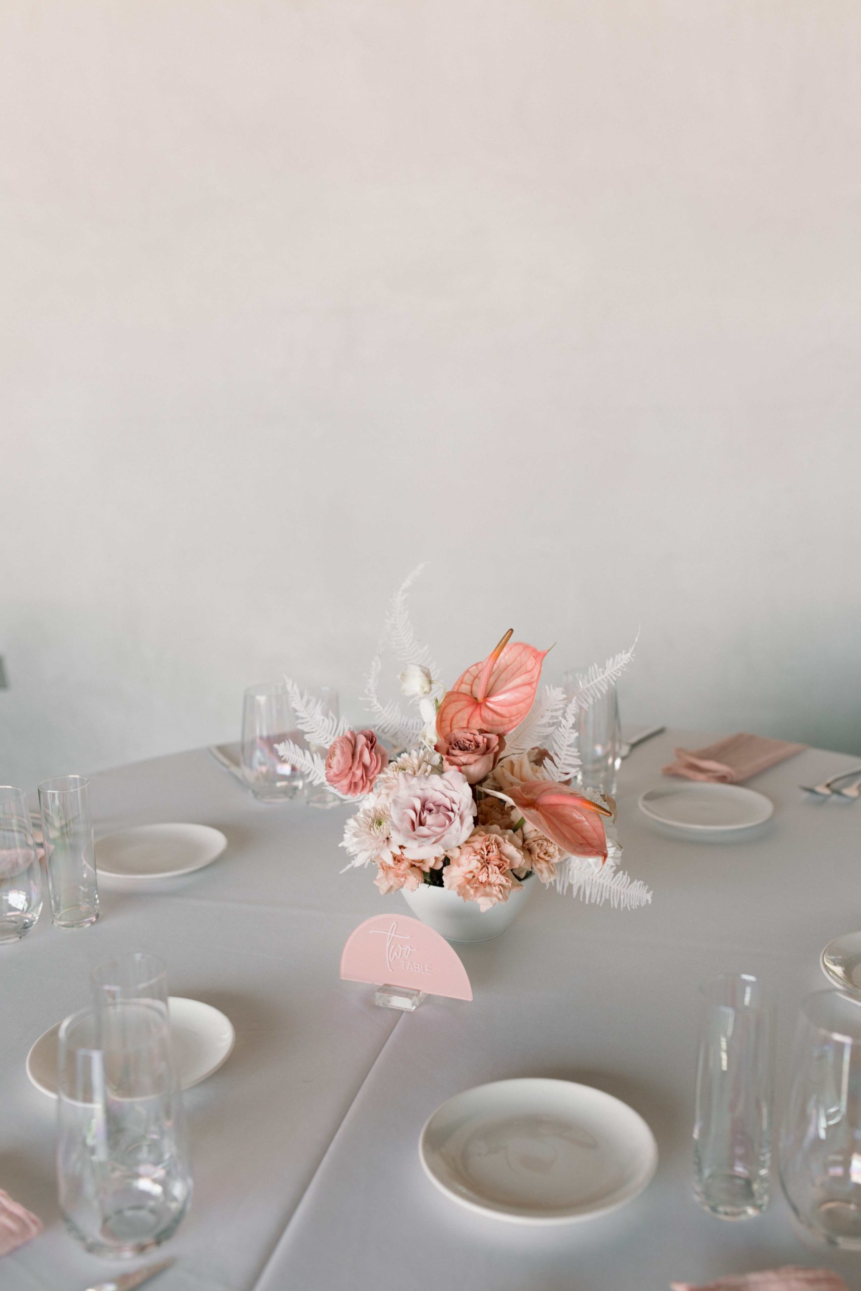 Modern Romantic Wedding at Hangar 21 - urbanmarigold.com