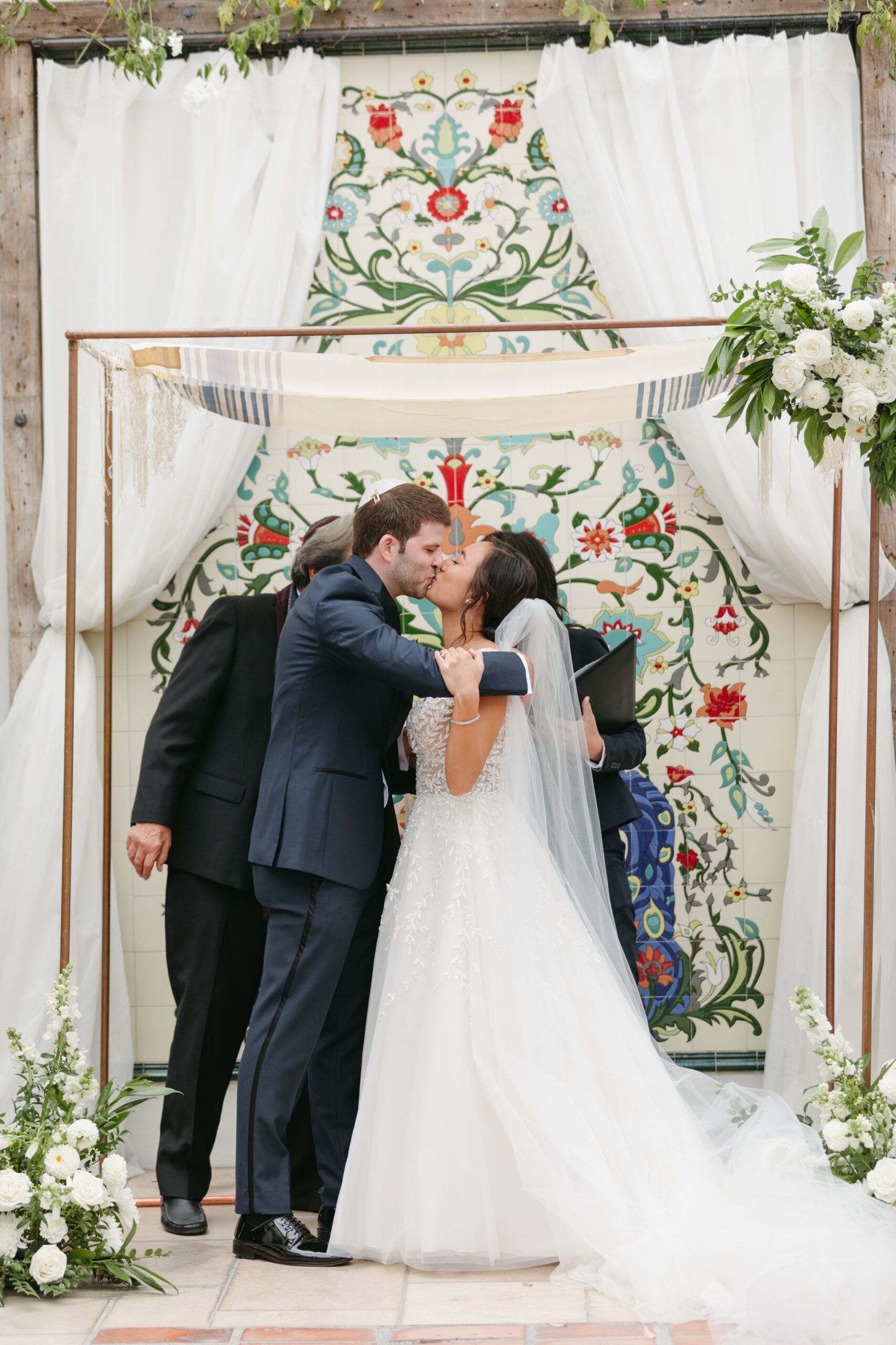 Timeless White Wedding At La Ventura Event Center Urbanmarigold Com   KRKW 562 Scaled 